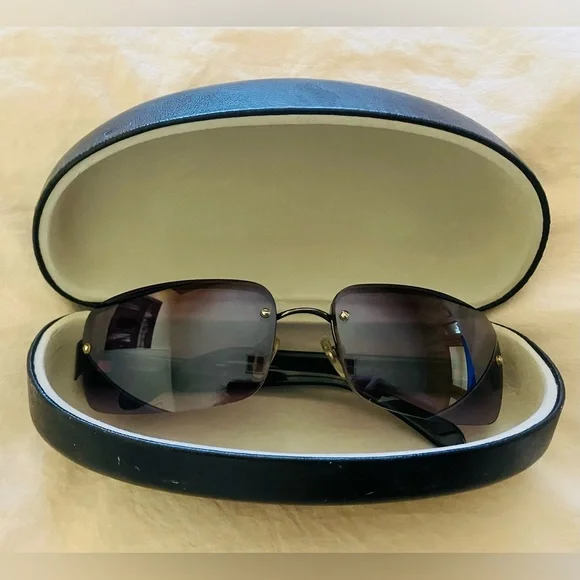 CHANEL Black w/ Gray Purple Tint Sunglasses display picture 1